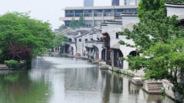 喜欢和一个大我八岁的男人聊天，可以在一起吗？